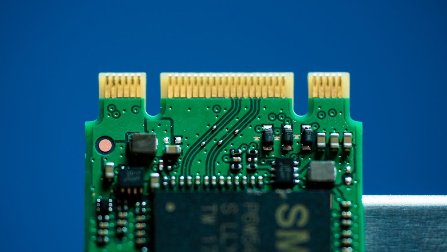 برخی از درایوهای NVMe طراحی شده‌اند که تقریباً مانند کارت گرافیک در اسلات مادربورد PCIe استاندارد قرار می‌گیرند، اما اکثر درایوهای NVMe از فرم فاکتور M.2 استفاده می‌کنند.